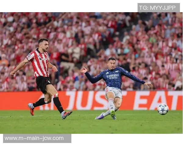 就地取材，赫塔费后卫阿布卡尔抓住对方前锋埃永的胳膊擦汗