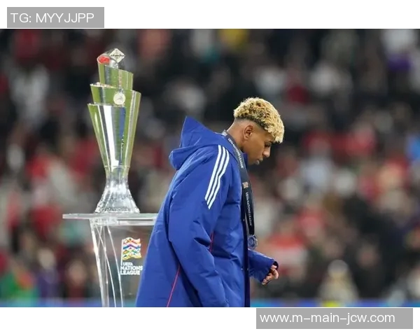 这造型如何？为金球奖预热，亚马尔穿着梅西的迈阿密球衣跳舞